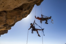 悬崖上的登山运动员图片