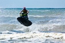 水上运动骑着水上摩托的运动员图片
