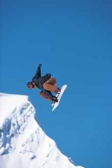 运动跃动腾空跳跃的滑雪运动员图片