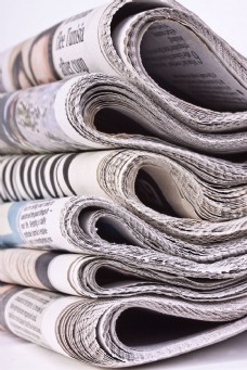 一摞报纸特写图片