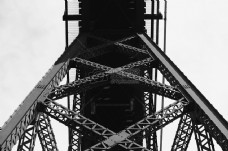 建筑工业黑与白天空建筑桥梁工业塔铁钢网格