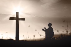 艺术字十字架与祷告的人图片