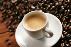 一杯香醇咖啡和咖啡豆图片