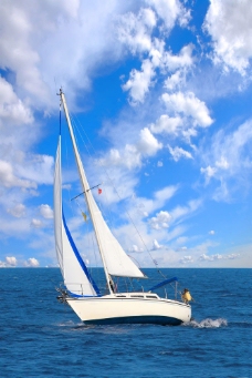 蓝天白云大海帆船图片