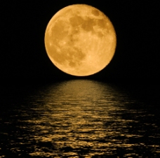 海天一色水面上的一轮圆月图片