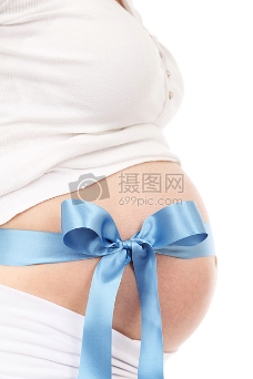 孕妇肚子上蓝色的丝带