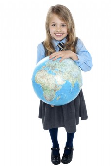 抱着地球仪的小女孩图片