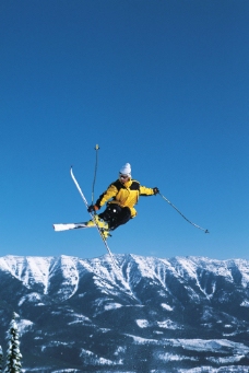 运动跃动腾空飞跃的滑雪运动员图片