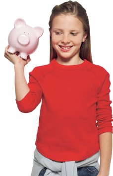 存钱罐手托储钱猪的小女孩图片