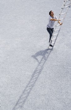企业类爬梯子的职业男性图片