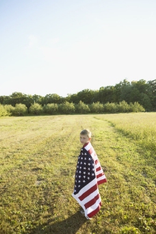 披着国旗的美国少年图片