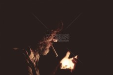 男人健康男人晚上香烟不健康的毛蟹孤独吸烟男性胡子打火机吸烟者