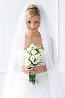 鲜花摄影穿婚纱的新娘图片