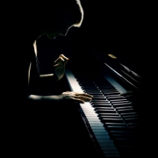 弹钢琴的美图片