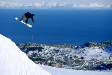 运动跃动腾空飞跃的划雪运动员图片