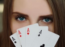 扑克挡住一半脸的女人图片