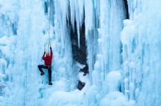 爬冰山的极限运动员图片