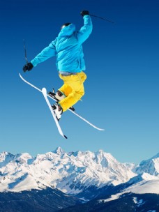 雪山跳跃的滑雪人物图片