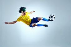 踢球的巴西足球运动员图片