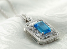 镶嵌蓝宝石的钻石项链图片