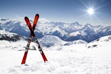 雪山雪地里的滑雪板图片