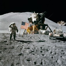 宇航员站在旁边的美国国旗在月球上