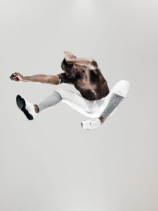 运动跃动跳跃的外国运动员图片