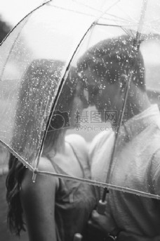 雨中的情侣