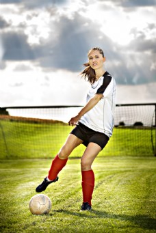 踢足球的美女运动员图片