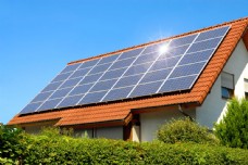 发电屋顶上的太阳能电池板图片
