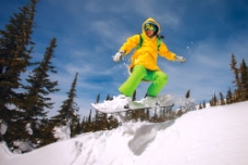 雪山滑雪的女性图片