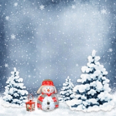 树木雪地上的圣诞树和雪人图片