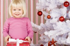 圣诞女孩圣诞树旁的可爱小女孩图片