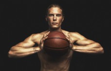 篮球运动抱着篮球的运动员图片