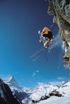 运动跃动腾空飞跃的滑雪运动员图片