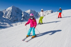 雪山一家人在滑雪图片