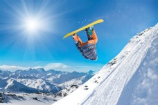 运动跃动腾空跃起的滑雪运动员图片