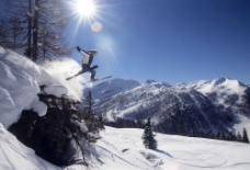 雪山滑雪的男性运动员图片