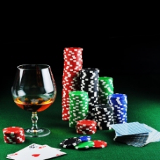 赌博筹码与酒杯图片