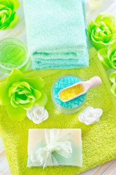 毛巾上的肥皂和浴盐图片