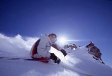 高速划雪时的外国男性图片