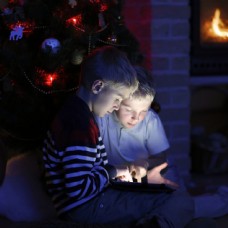儿童圣诞圣诞节开心玩电脑的儿童图片