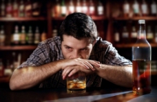 其他生物酒吧喝酒的男人图片